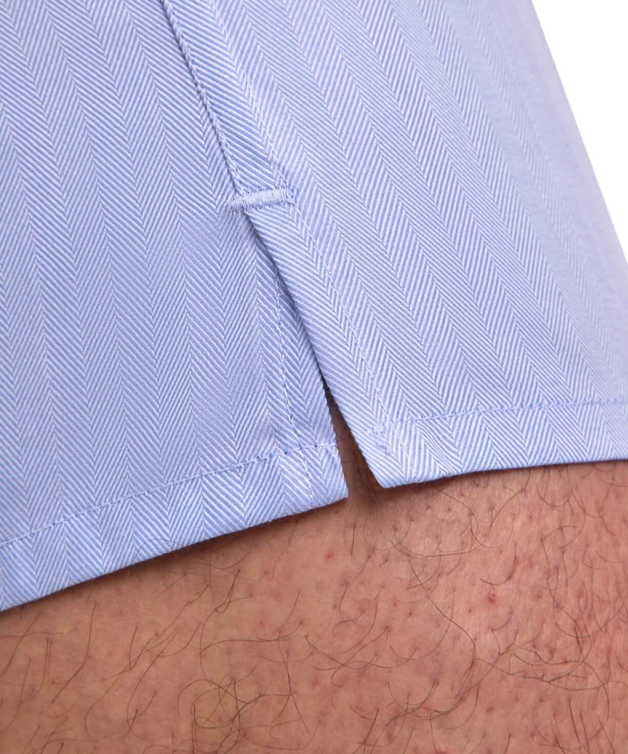 Detail van de FALKE Wijde Boxershort Heren 68045 6755 light blue met visgraatpatroon en zijsplitje.