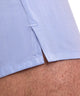 Detail van de FALKE Wijde Boxershort Heren 68045 6755 light blue met visgraatpatroon en zijsplitje.