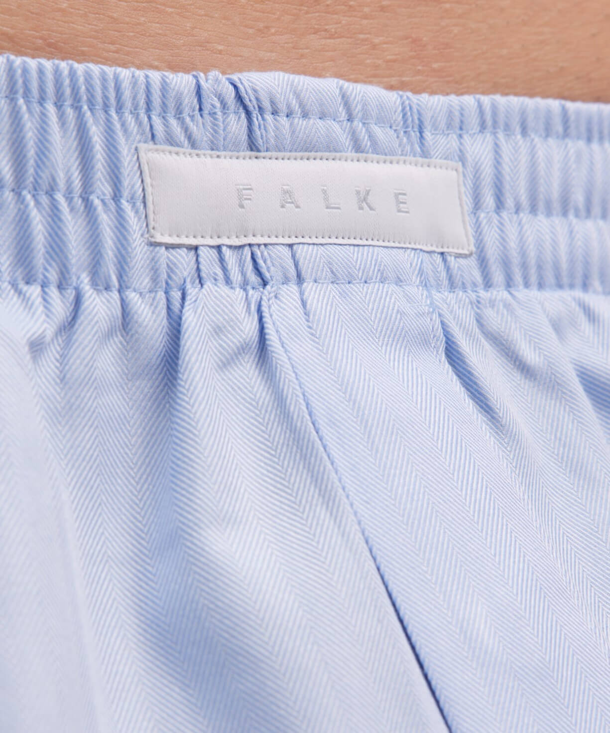FALKE Wijde Boxershort Heren 68045 6755 light blue close-up van tailleband met logo.