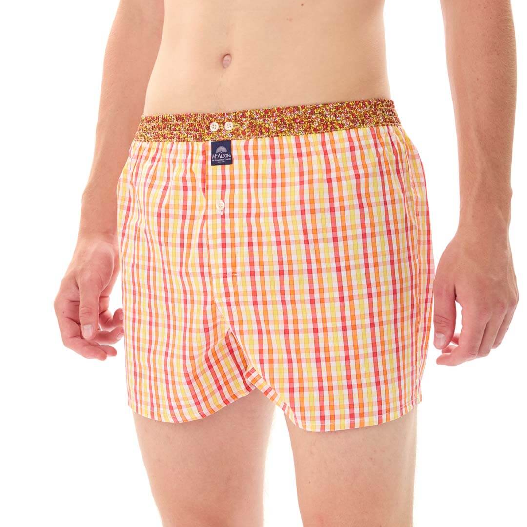 Mc Alson Boxershort met binnenbroek Checked Red, Yellow & Orange M5308 rood op een model, geruit design.