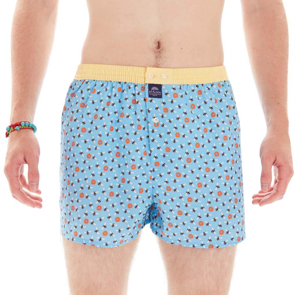 Mc Alson boxershort met bijen en bloemenprint, blauwe achtergrond met gele boord, comfortabele pasvorm.