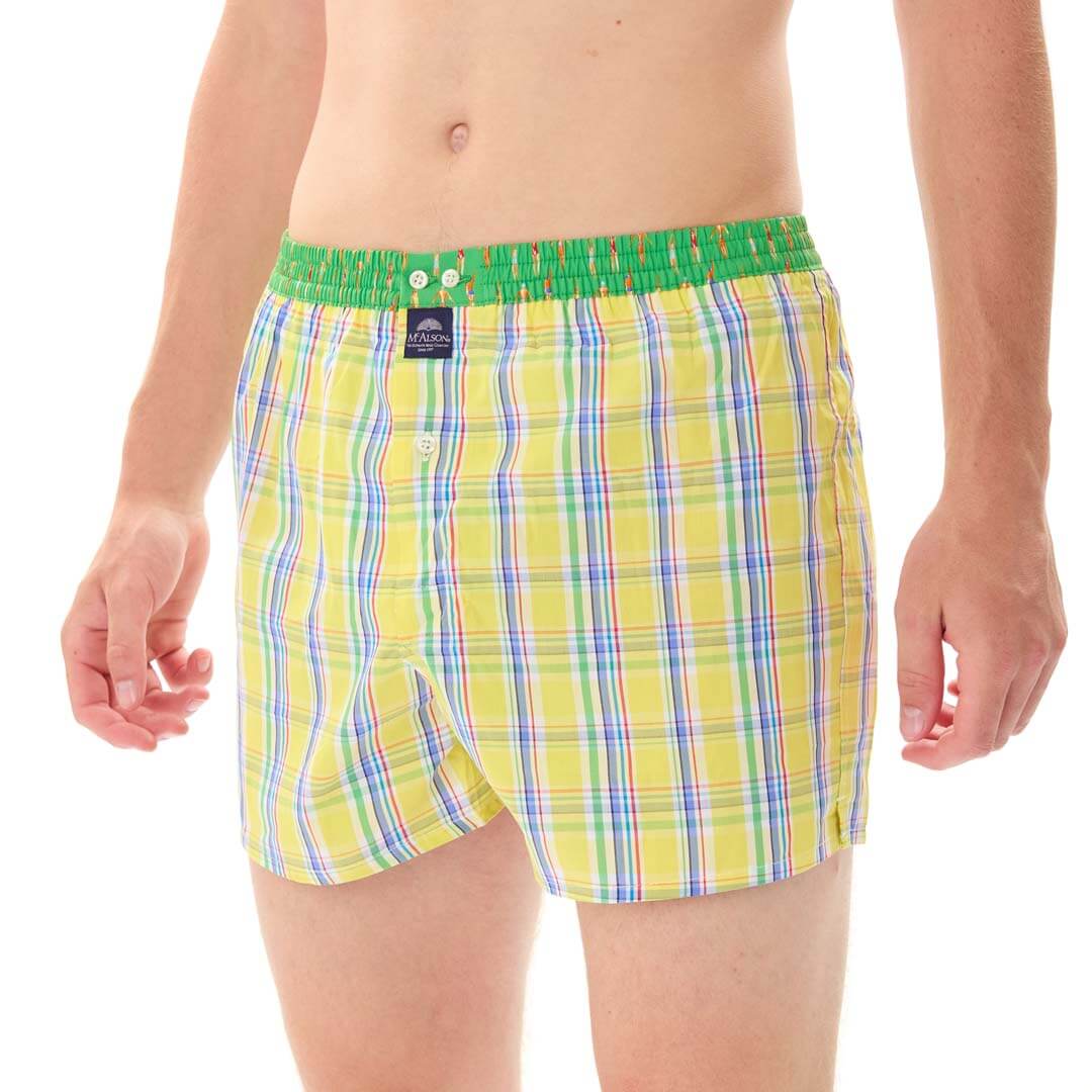 Mc Alson Boxershort met binnenbroek Madras Yellow multi M5326 geel op een man met een ruitenprint in geel en groen.