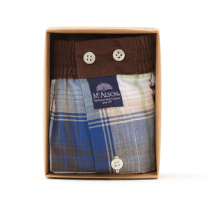 McAlson boxershort met ruitjes in blauw, groen en bruin, verpakt in doos met knopen en donkerbruine boord.