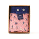 McAlson Boxershort met binnenbroek Skiërs pink M5262 in verpakking met skiprint en donkerblauwe boord.