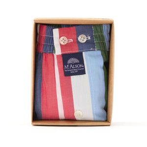 McAlson boxershort met strepen in lichtblauw, rood en groen, verpakt in een doos.