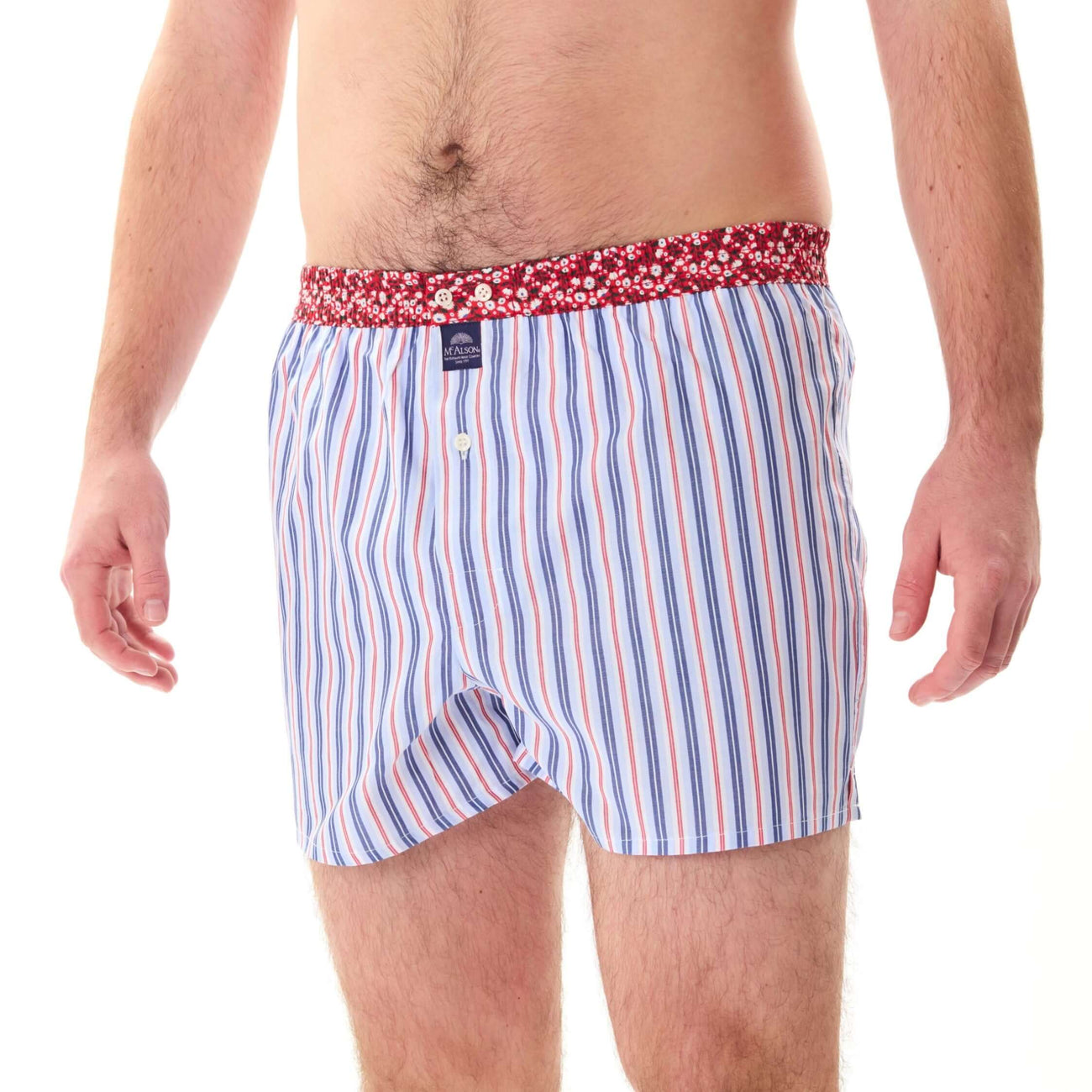 McAlson boxershort met streepjesprint in lichtblauw en navy, rode bloemen boord, comfortabel en stijlvol.