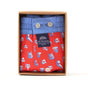 McAlson Boxershort met binnenbroek Venetian Masks red M5252 in een doos met maskerprint en blauwe boord.