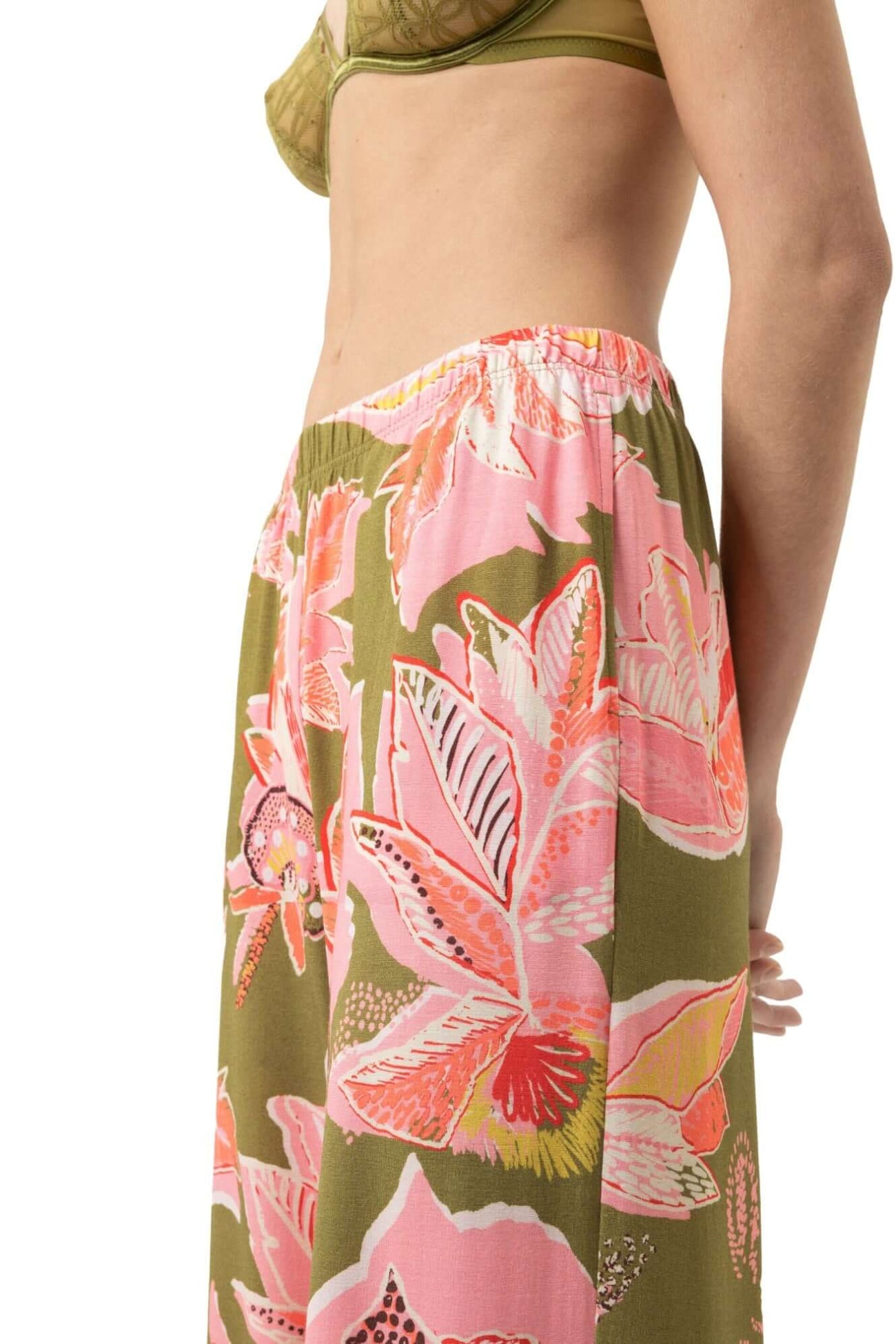 Mey Broek Flower Whirl Dames 1220127 1785 golden fern, een lange broek met bloemmotief, zacht en soepel.