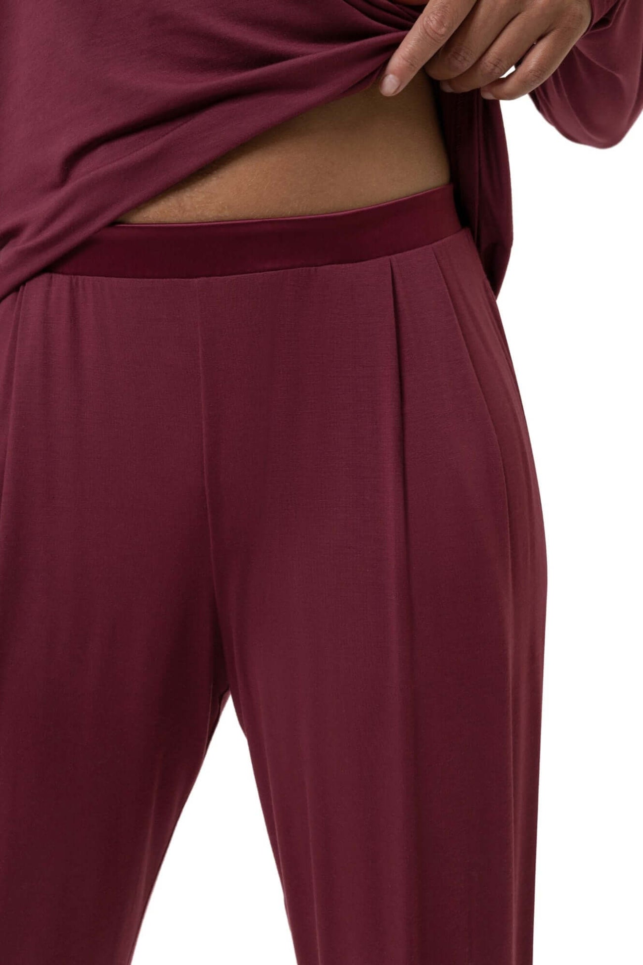Driekwart broek in boysenberry kleur met comfortabele tailleband en zachte stof voor luxe loungegevoel.