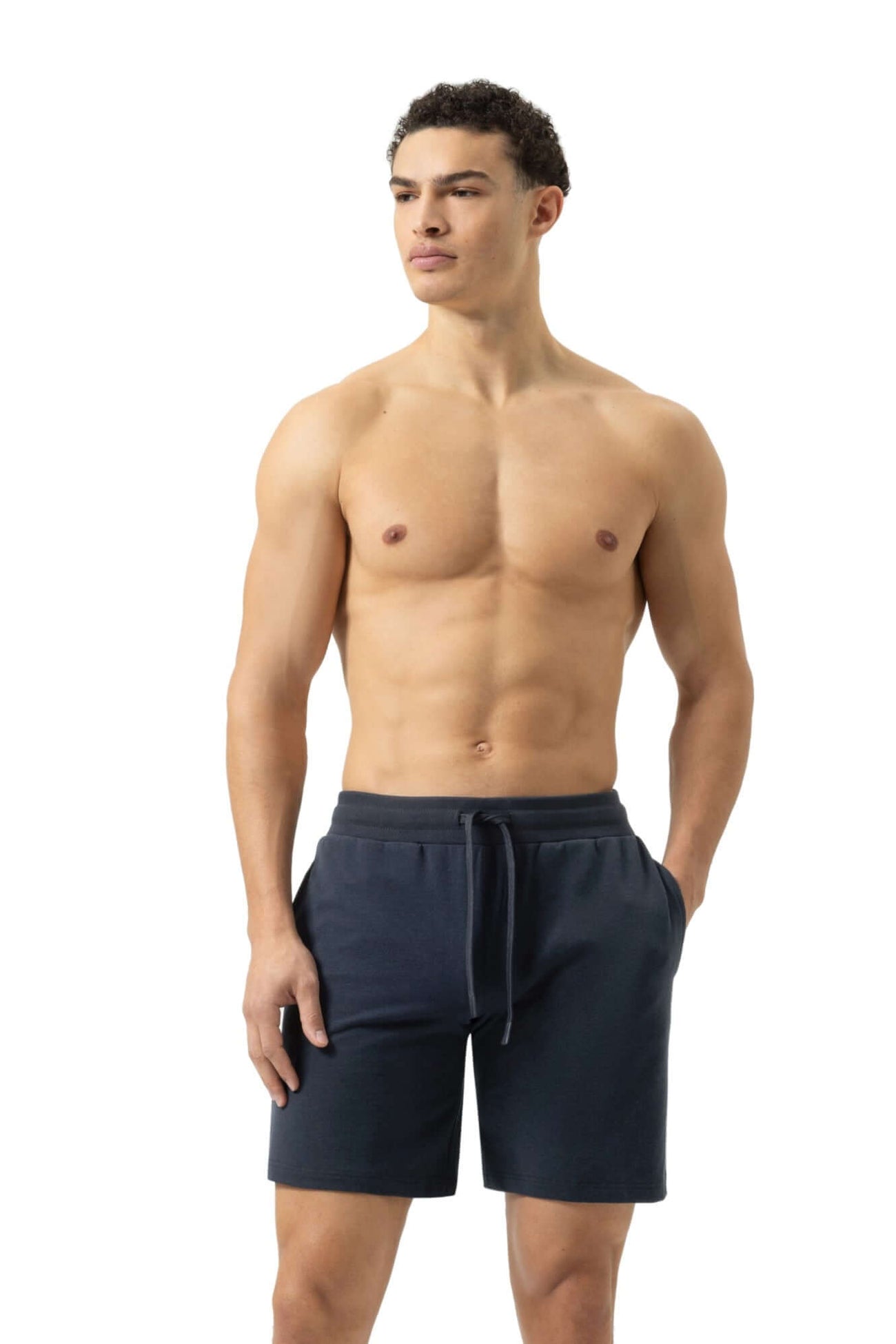 Mey Korte Joggingbroek Enjoy Comfort Heren 2520002 116 marine model in korte joggingbroek.
