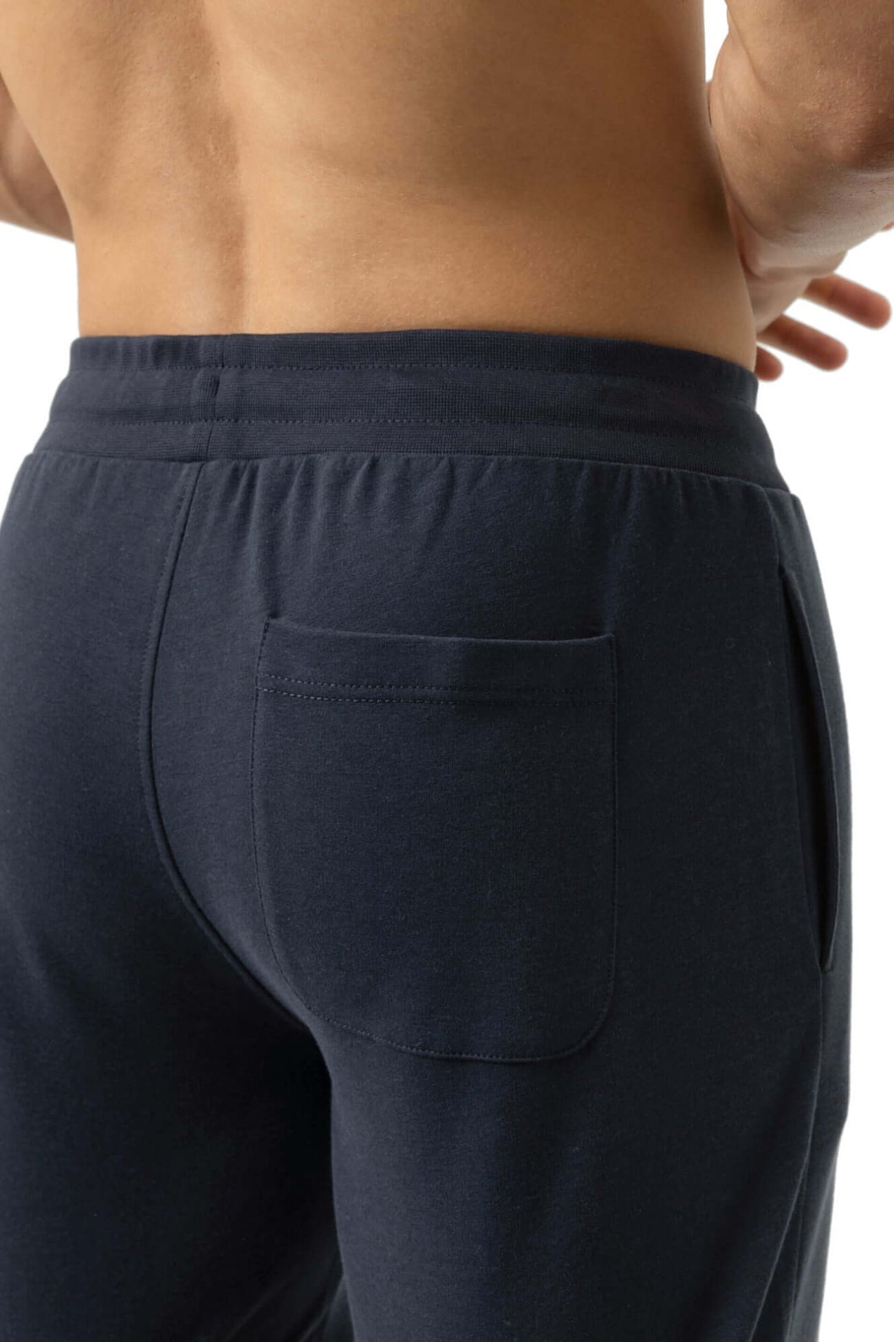 Mey Korte Joggingbroek Enjoy Comfort Heren 2520002 116 marine achterkant met zak en zachte stof voor optimaal comfort.