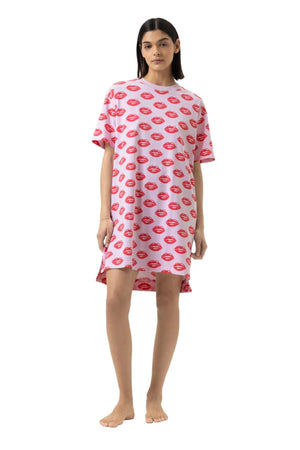Dames nachthemd in zacht roze met kusmondjes print, kort en casual pasvorm, 100% katoen.