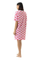 Mey Nachthemd Juicy Kiss in soft pink, kort slaapshirt met kusmondjes, casual pasvorm en korte mouwen.