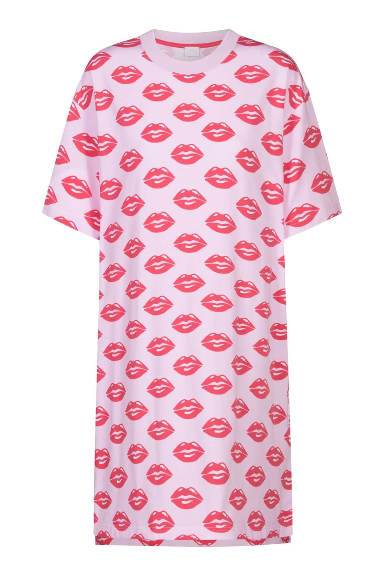 Mey Nachthemd Juicy Kiss Dames 1230085 1718 soft pink met kusmondjes all-over print en korte mouwen.