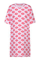 Mey Nachthemd Juicy Kiss Dames 1230085 1718 soft pink met kusmondjes all-over print en korte mouwen.