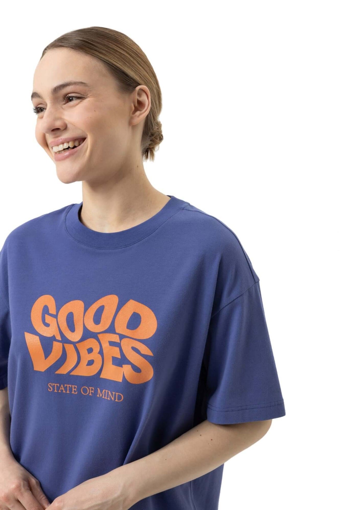 Mey Nachthemd Solid Love Dames 1230110 1724 astral night met goede vibraties tekst op een comfortabele achtergrond.