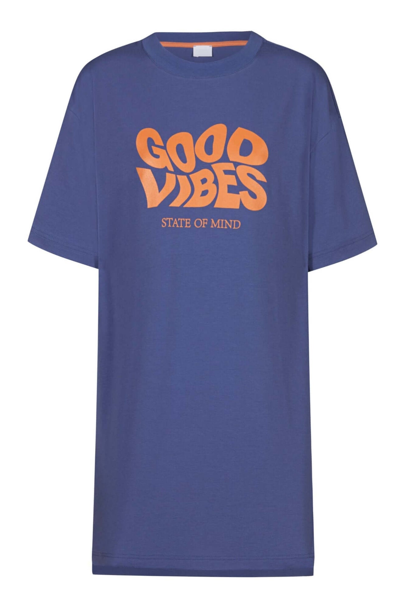 Mey Nachthemd Solid Love Dames 1230110 1724 astral night met de tekst Good Vibes State of Mind in oranje op een blauwe achtergrond.