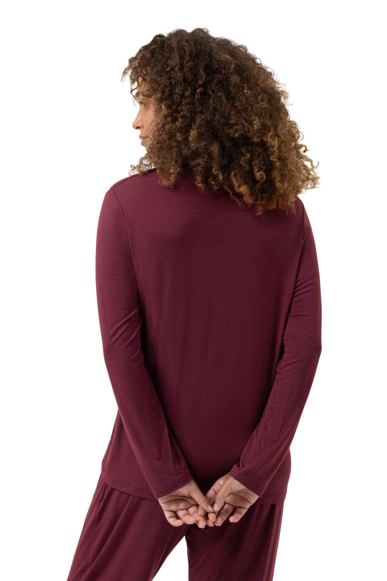 Achteraanzicht van een dames V-hals shirt met lange mouwen in bordeauxkleur, gemaakt van zachte modalmix.