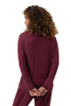 Achteraanzicht van een dames V-hals shirt met lange mouwen in bordeauxkleur, gemaakt van zachte modalmix.
