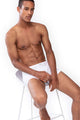 Mey Shorty Network Heren 34221  101 weiss model draagt witte boxershort op stoel