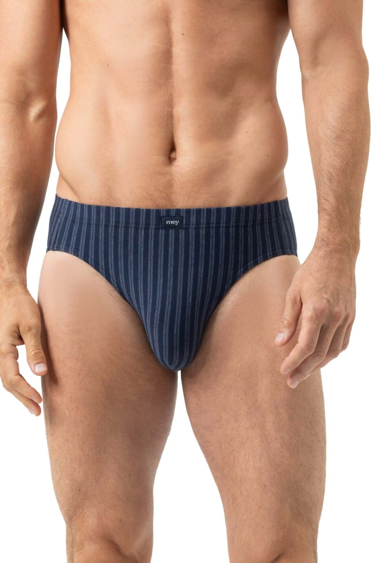 Mey Slip Denim Stripes Heren 2120222 668 yacht blue op mannequin in denim blauw streepjespatroon.