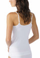 Mey Spaghetti Top Soft Shape Dames 75100 1 weiss, comfortabel spaghetti hemdje met verstelbare bandjes.