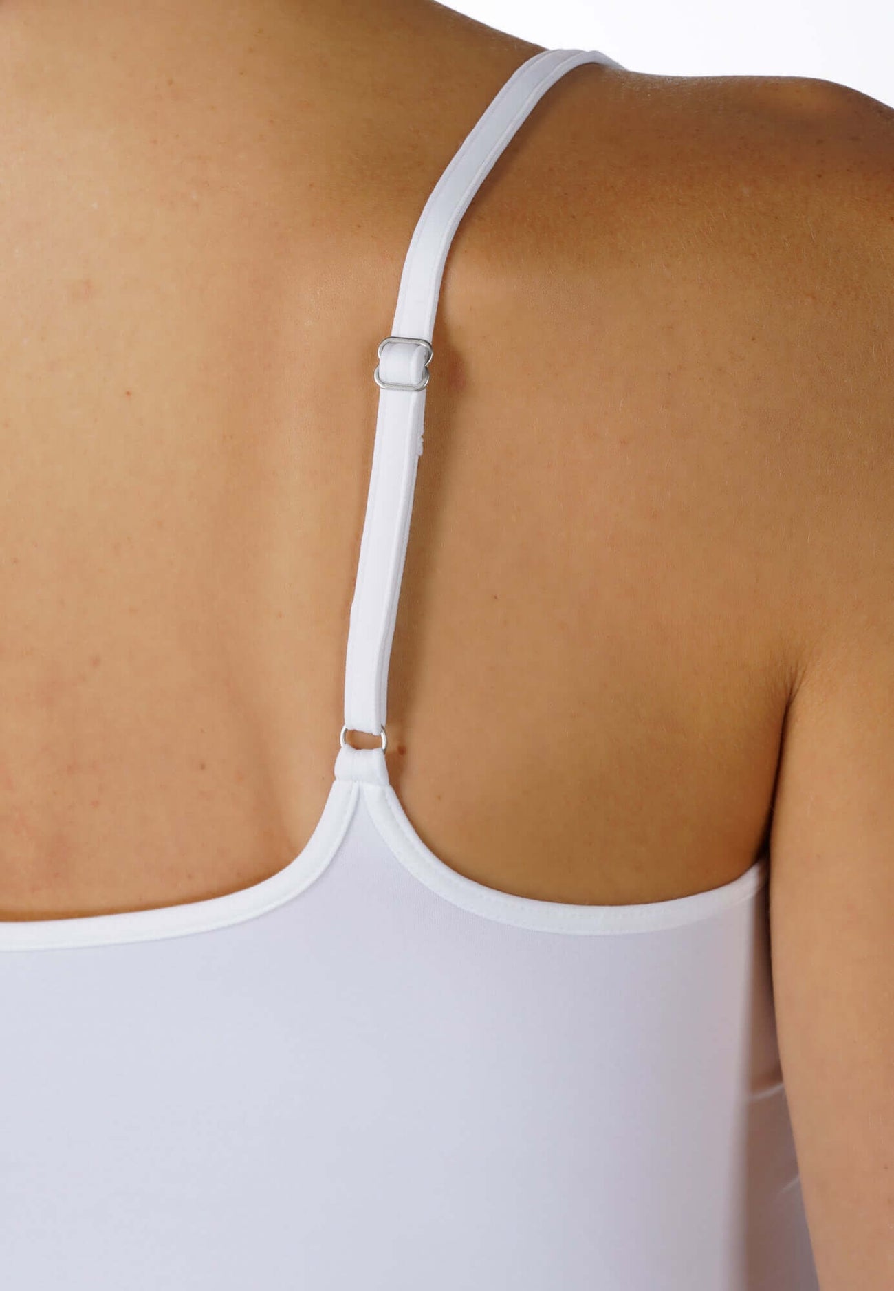 Mey Spaghetti Top Soft Shape Dames 75100 1 weiss, detail van verstelbare spaghettibandjes op een witte top.