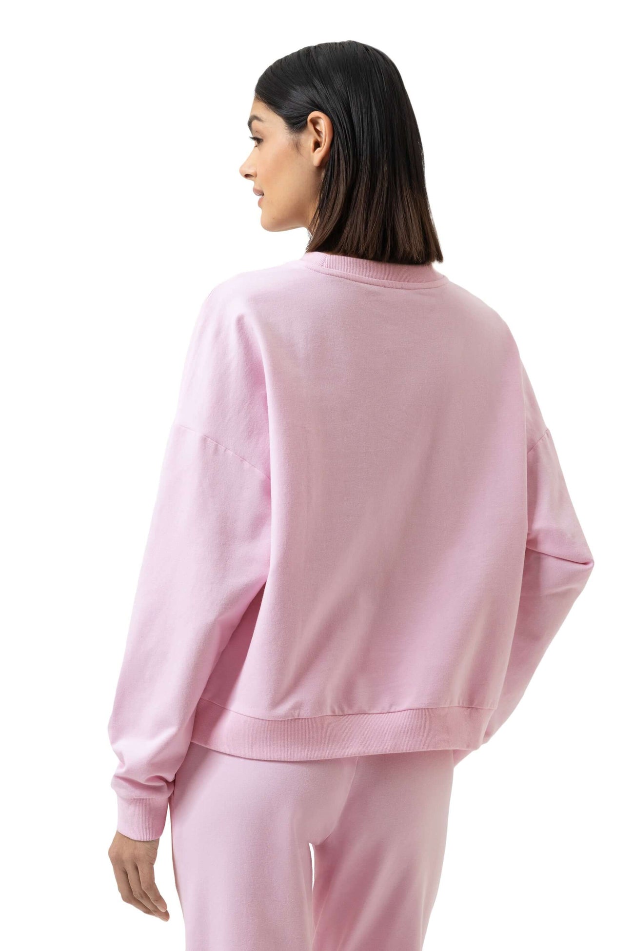 Mey Sweatshirt Cozy Nights Dames 1210074   1718 soft pink, achterzijde van een vrouwelijke model in een roze sweatshirt.