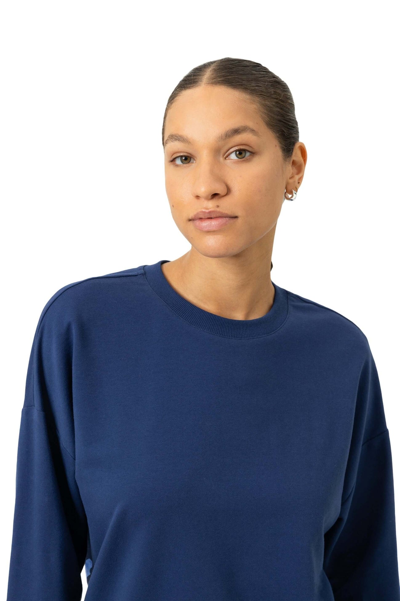 Mey Sweatshirt Cozy Nights Dames 1210074 1768 blue zodiac, model in navy sweatshirt, casual and comfortable look.