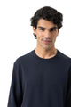 Mey Sweatshirt Enjoy Comfort Heren 2510001 116 marine model in een comfortabele pose.