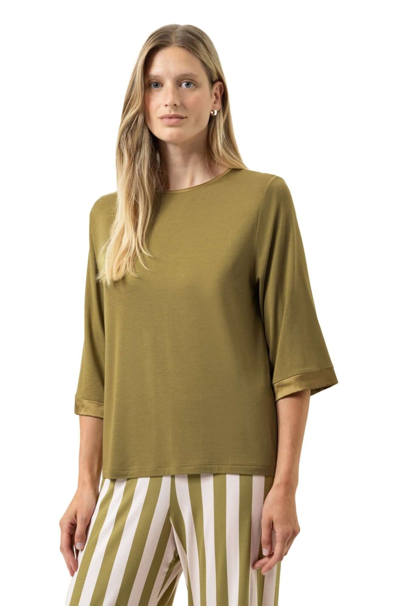 Mey T-Shirt Pure Chic Dames 1210120 1785 golden fern gedragen door vrouw met driekwart mouwen.