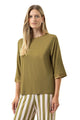 Mey T-Shirt Pure Chic Dames 1210120 1785 golden fern gedragen door vrouw met driekwart mouwen.
