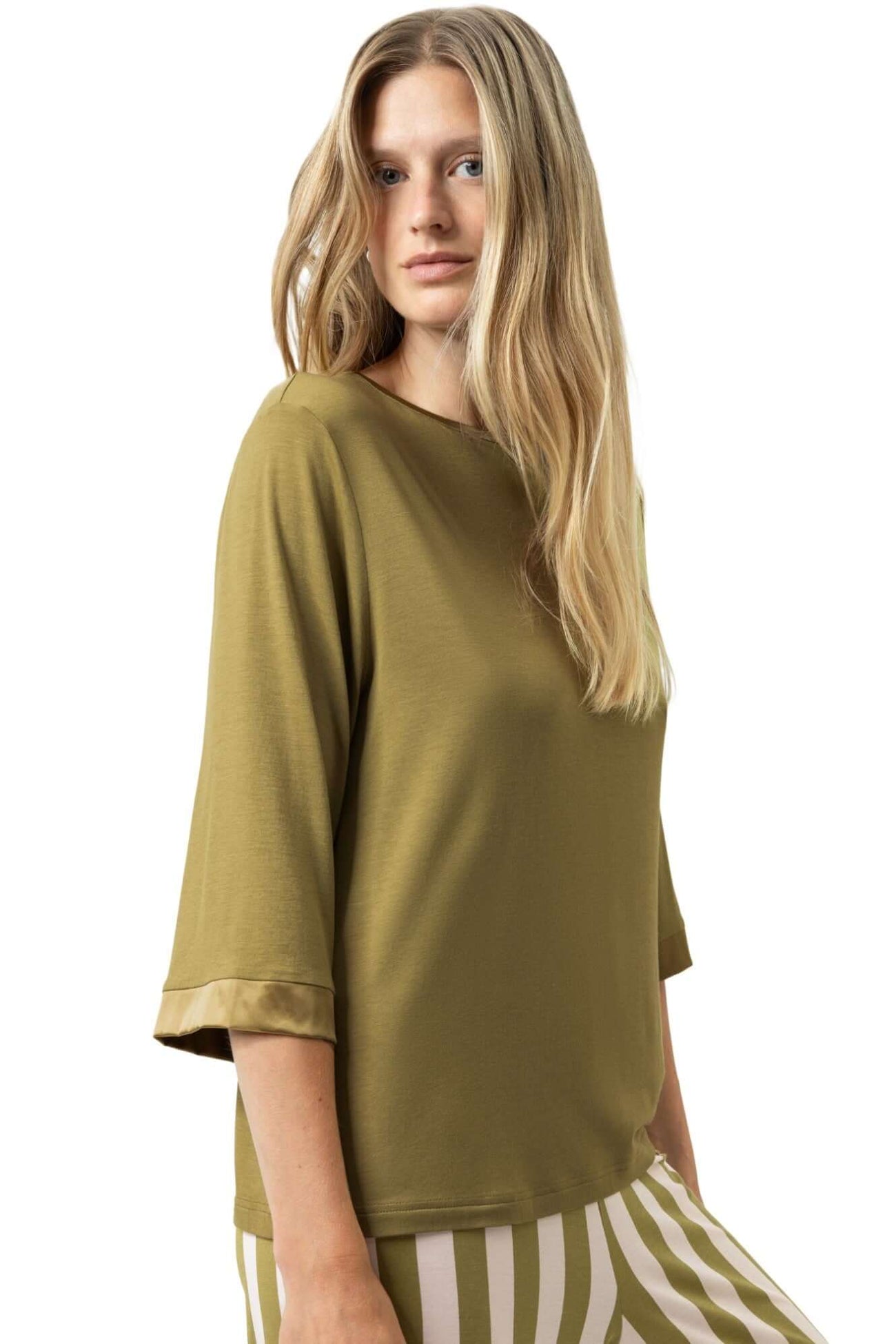 Mey T-Shirt Pure Chic Dames 1210120 1785 golden fern gedragen door een vrouw met lang haar.