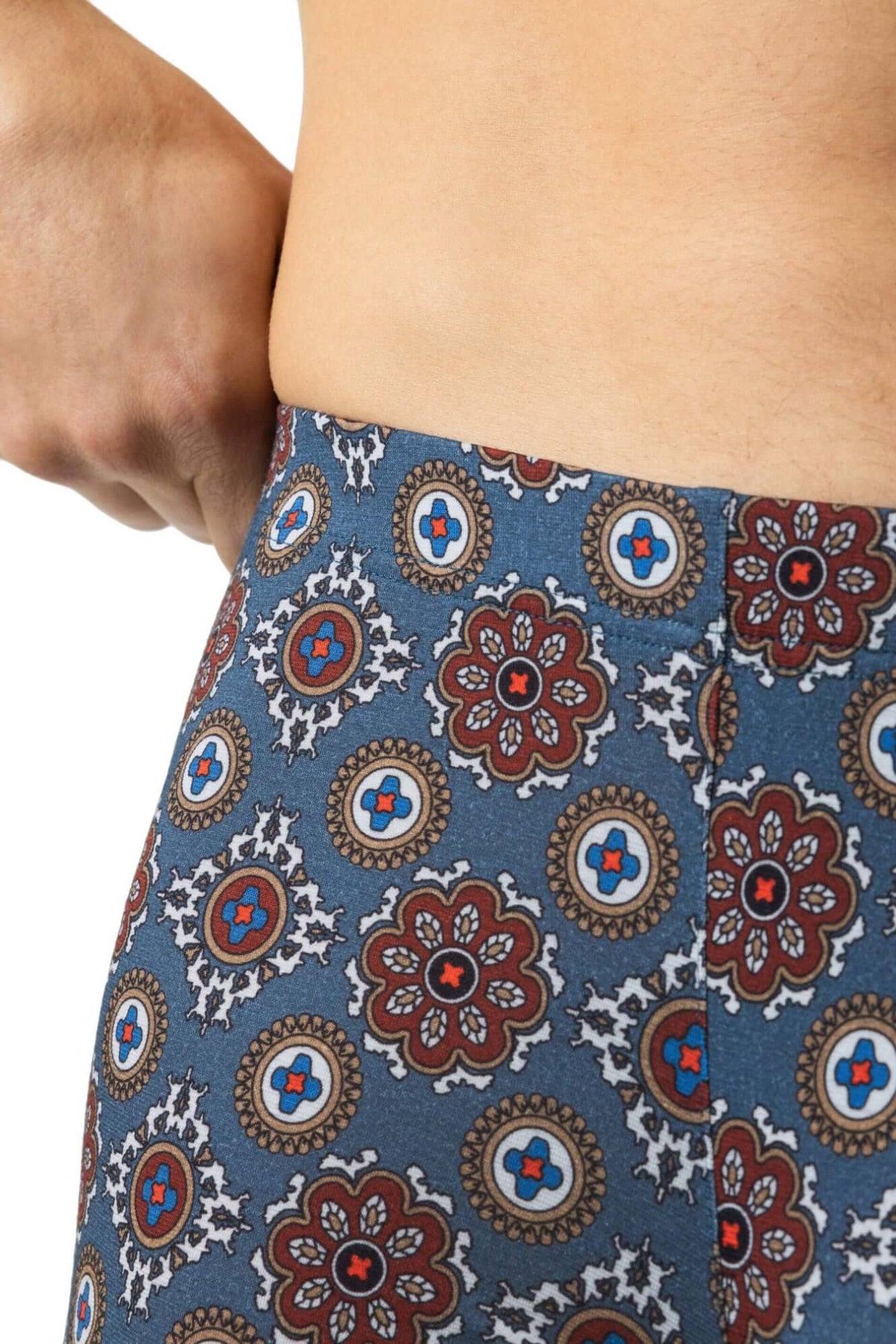 Mey trunk short met elegante patronen in galactic blue, detail van tailleband en grafische vormen.