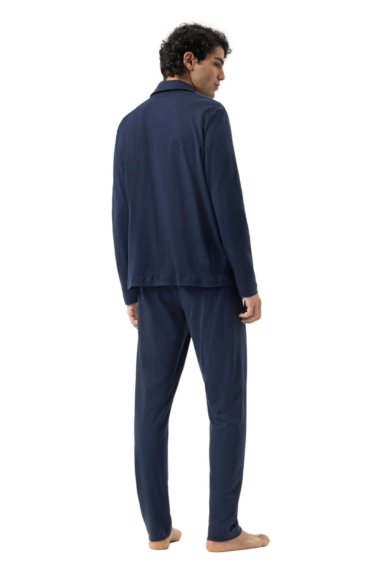 Heren doorknoop pyjama in yacht blauw, achterkant gezien, gemaakt van zachte 100% katoen, past soepel om het lichaam.
