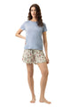 Mey Tweedelige Korte Pyjama Botanic Garden Dames 1240106 1737 almond milk met een lichtblauw shirt en gebloemd broekje.