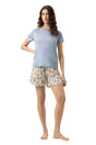 Mey Tweedelige Korte Pyjama Botanic Garden Dames 1240106 1737 almond milk met een lichtblauw shirt en gebloemd broekje.