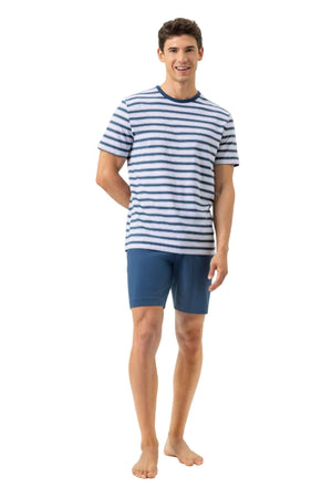 Mey Tweedelige Korte Pyjama Sky Stripes Heren 2240079 1762 hague blue met gestreept shirt en korte blauwe broek.