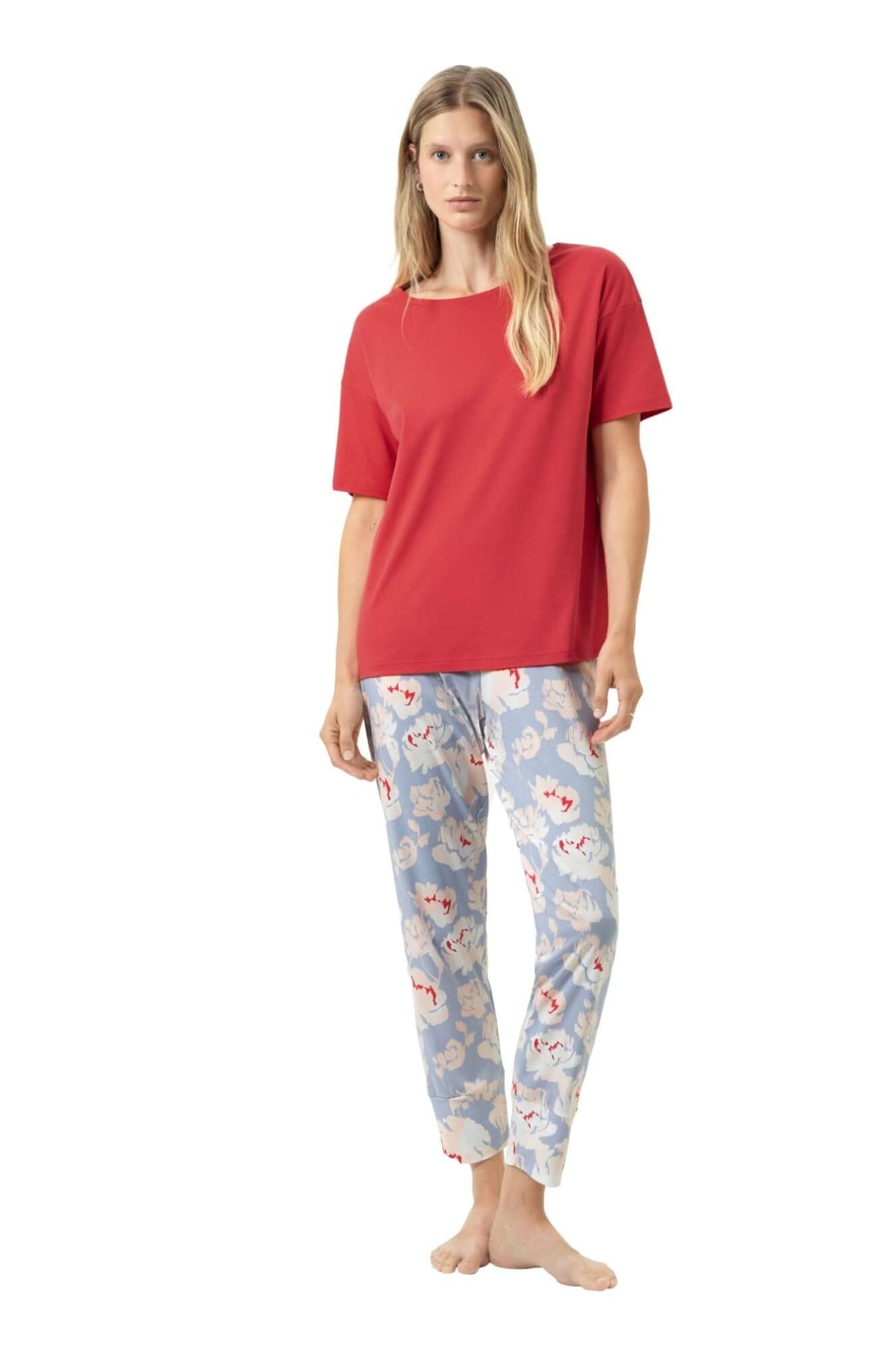 Mey Tweedelige Pyjama Dames 1240115 1700 strawberry glaze met effen shirt en bloemenpyjamabroek.