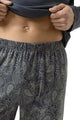 Close-up van de Mey pyjamabroek met paisleyprint, comfortabel elastische tailleband in lava grey.