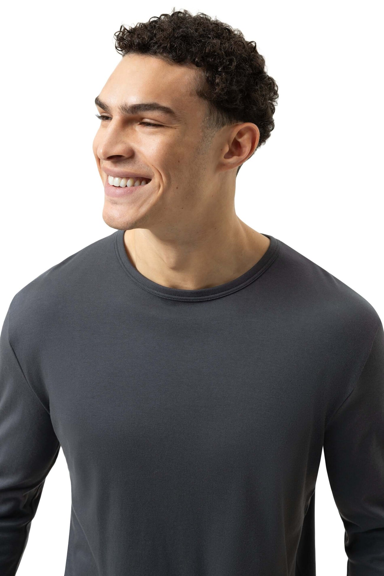 Man met een glimlach in een donkergrijs pyjamashirt, onderdeel van de Mey Tweedelige Pyjama Evening Paisley.