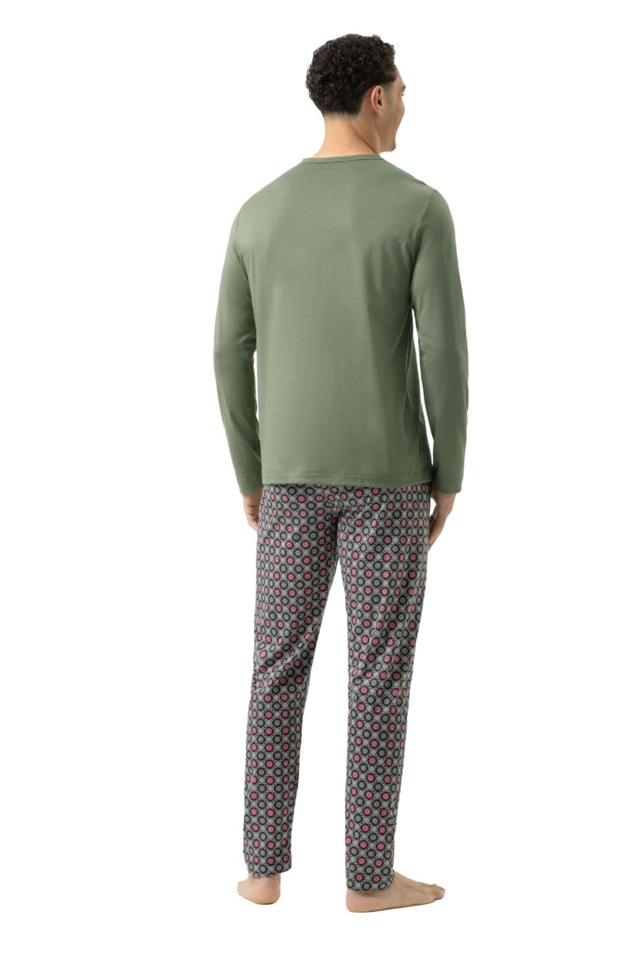 Achteraanzicht van een man in een olijfgroene Mey pyjama met grafische printbroek.