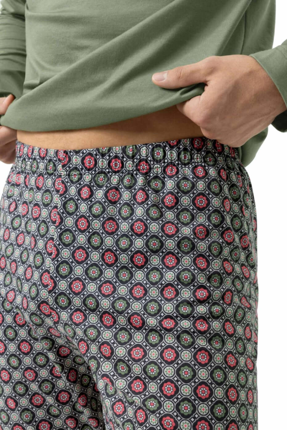 Mey tweedelige pyjama voor heren met olijfgroen shirt en grafische print broek.