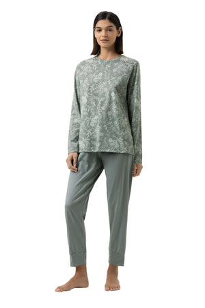 Mey tweedelige damespyjama met bloemetjes shirt en effen groene broek in zachte tinten.