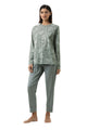 Mey tweedelige damespyjama met bloemetjes shirt en effen groene broek in zachte tinten.
