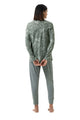 Damespyjama van Mey in dusty teal met bloemetjes shirt en effen broek, zichtbaar vanaf de achterkant.