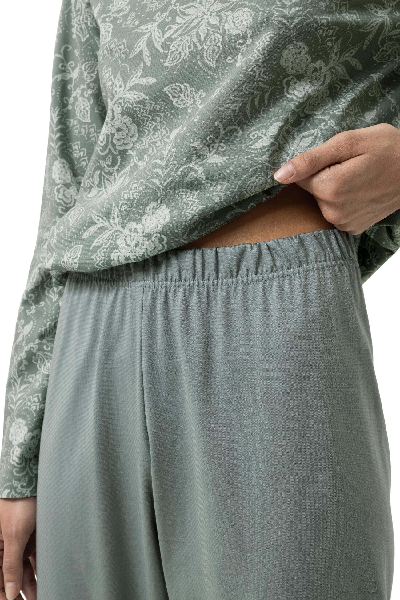 Mey damespyjama met bloemetjes shirt en effen groene broek in zachte tinten, comfortabele katoenen stof.
