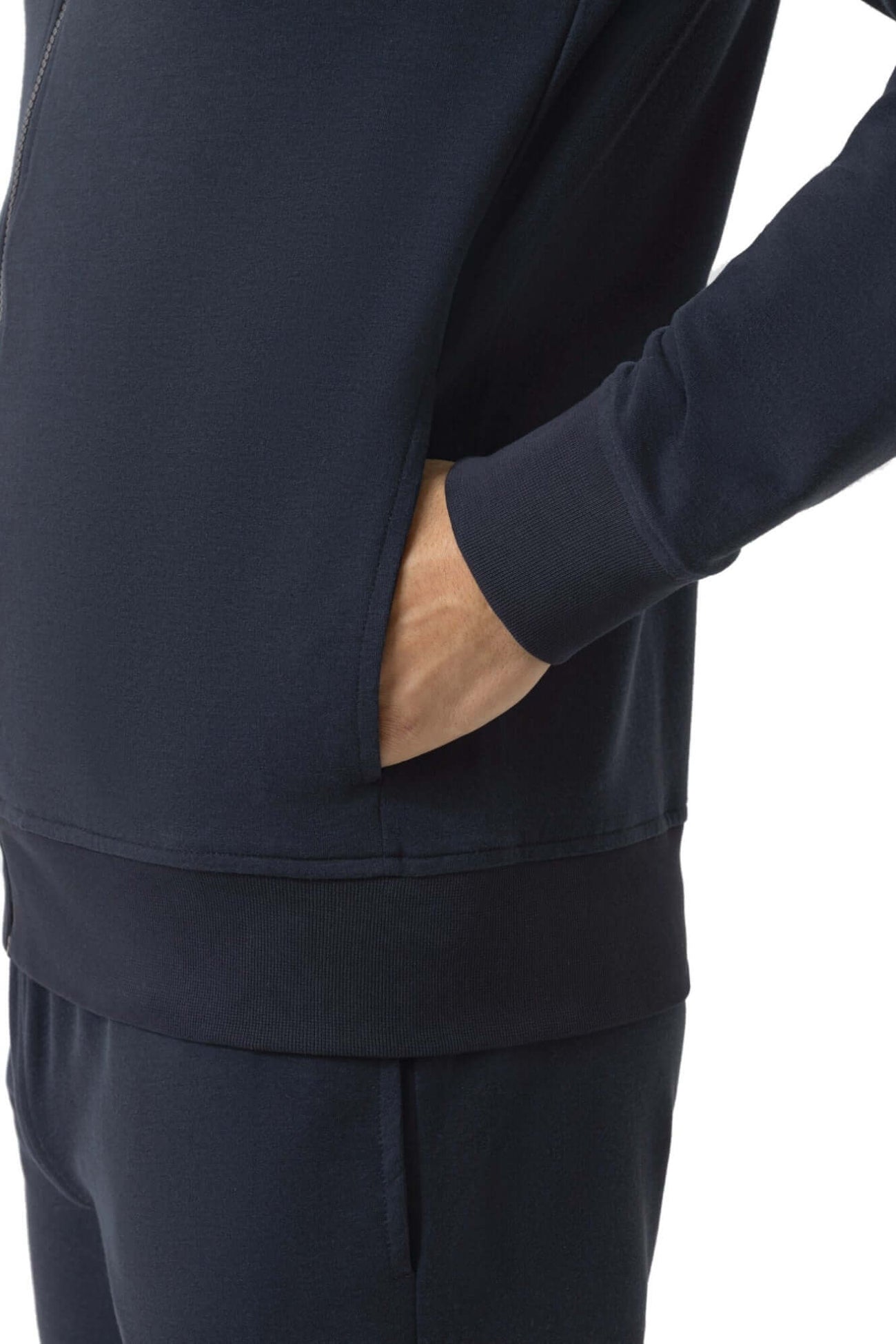 Mey Vest Enjoy Comfort Heren 2510002 116 marine, detail van de rits en praktische zakken.