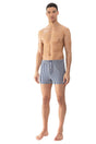 Mey Wijde Boxershort Sun Stripes Heren 2120099 664 neptune zijaanzicht model met streeppatroon.