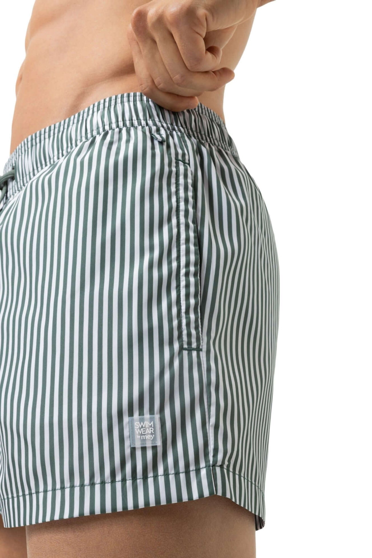 Mey Zwembroek Seaside Stripe Heren 2420029 1254 palm hue, groen-wit gestreepte zwembroek in close-up.